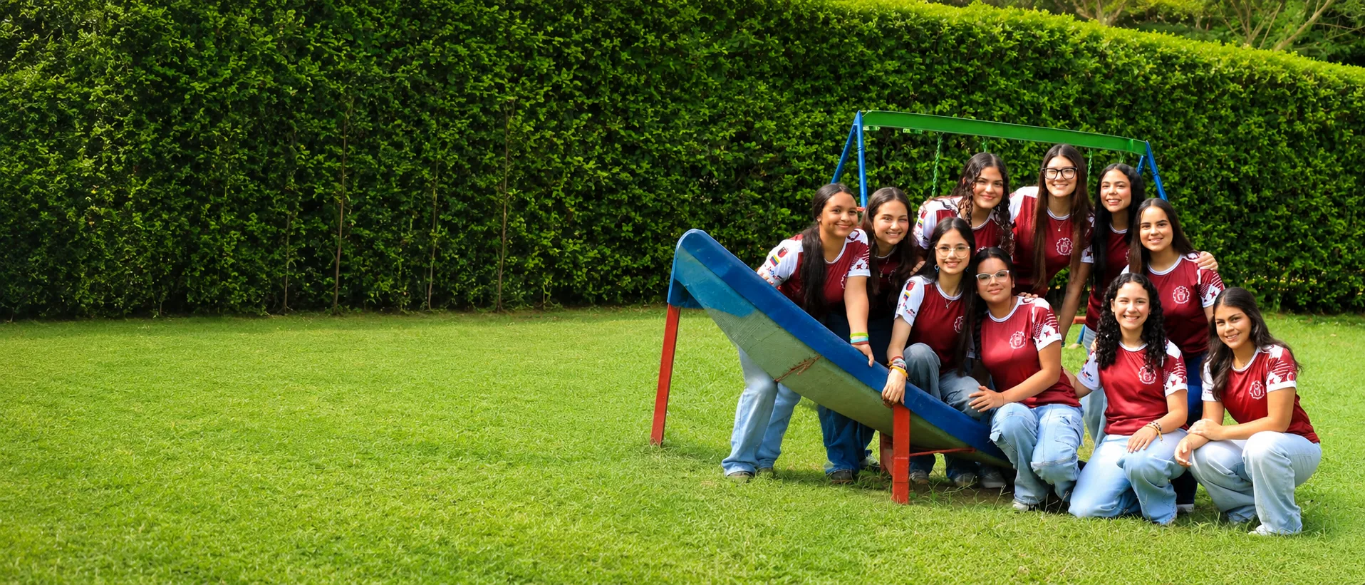 Team Imagineers reunidas con sus uniformes del equipo